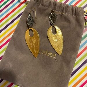 DEVON LEIGH 18K GOLD PLATED HAMMERED & GUN METAL COAT DANGLE DROP EARRINGS